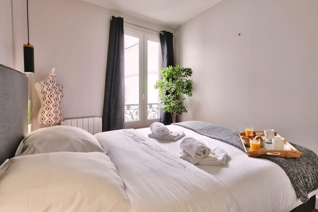 B 832  - Buttes Chaumont - Spacieux appartement 14
