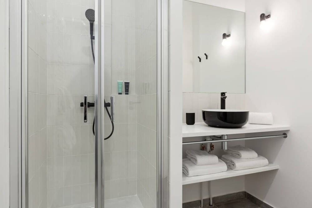 Chic & Contemporary Apartment With Two Bedroom 3