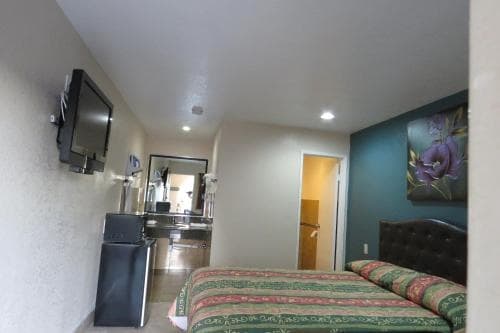 Foxys Den Motel 12