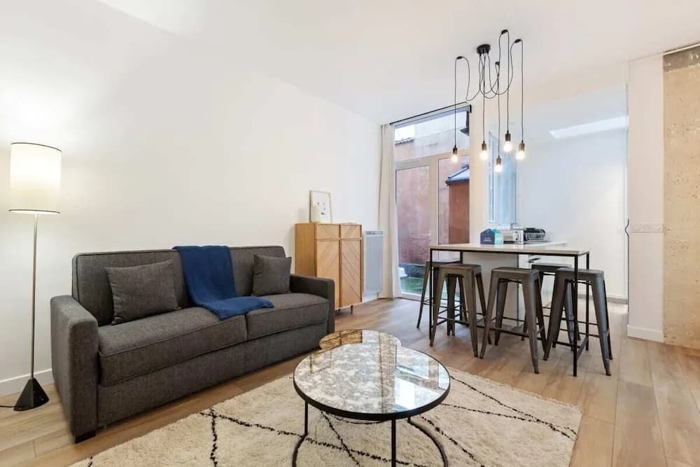 Chic & Contemporary Apartment With Two Bedroom 19