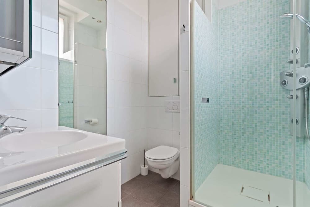 Beautiful Lavish Apartment for 6 in Paris VII by Guestready 8