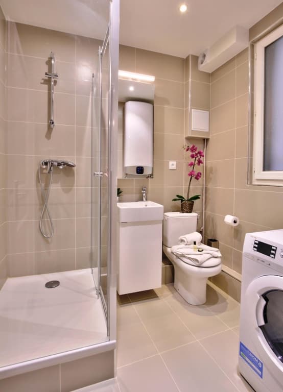 B 832  - Buttes Chaumont - Spacieux appartement 10