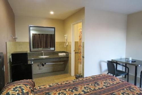 Foxys Den Motel 13