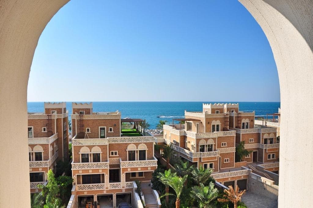 Spacious 4 bd and 2 bd apartments with amazing Sea view 15