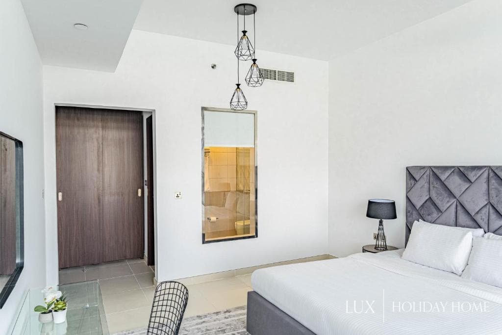 LUX - Opulent Island Suite Burj Khalifa View 1 17
