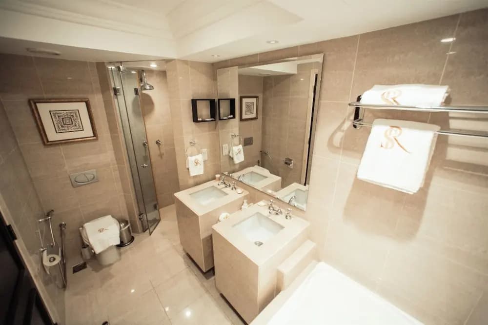 Incredible Stay at Dubai Old Town Souk Al Bahar 3