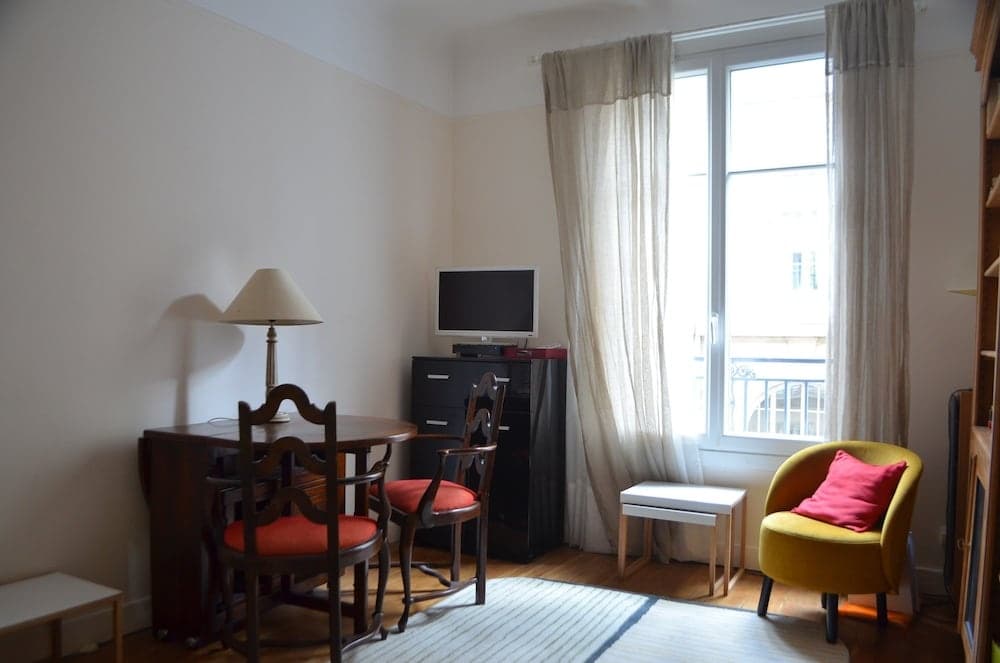 Bright Montmartre 1 Bedroom Flat 9