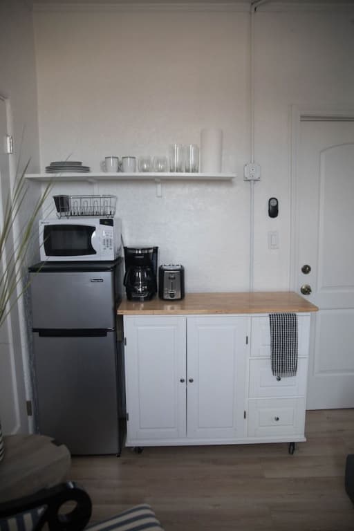 Charming Studio in Beverly Boulevard! Sleeps 2! 4