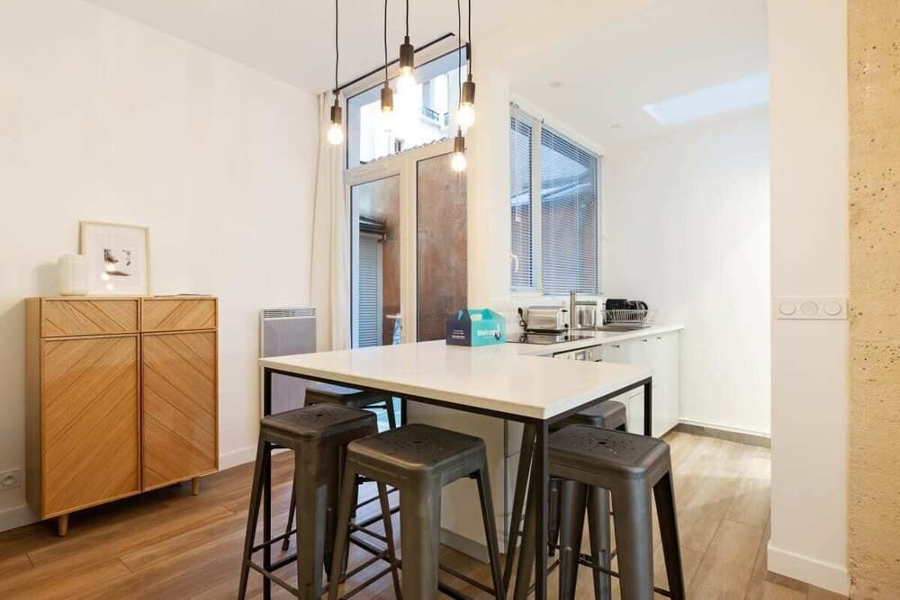 Chic & Contemporary Apartment With Two Bedroom 14