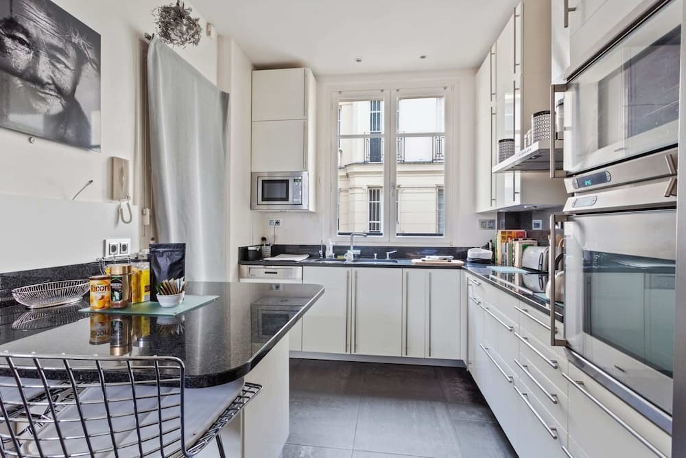 Beautiful Lavish Apartment for 6 in Paris VII by Guestready 4