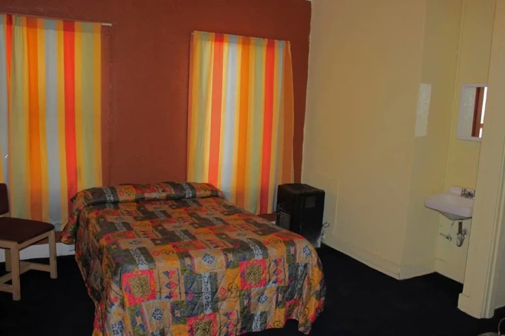 Hotel West Inn Hollywood LA 4