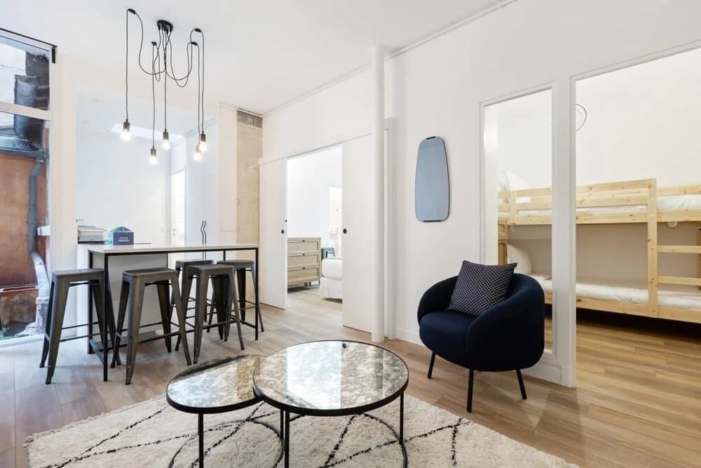 Chic & Contemporary Apartment With Two Bedroom 1