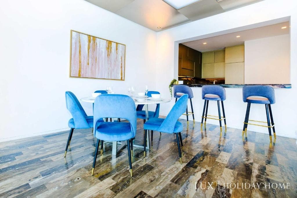 LUX - Lavish Suite with Full Palm Jumeirah View 2 10