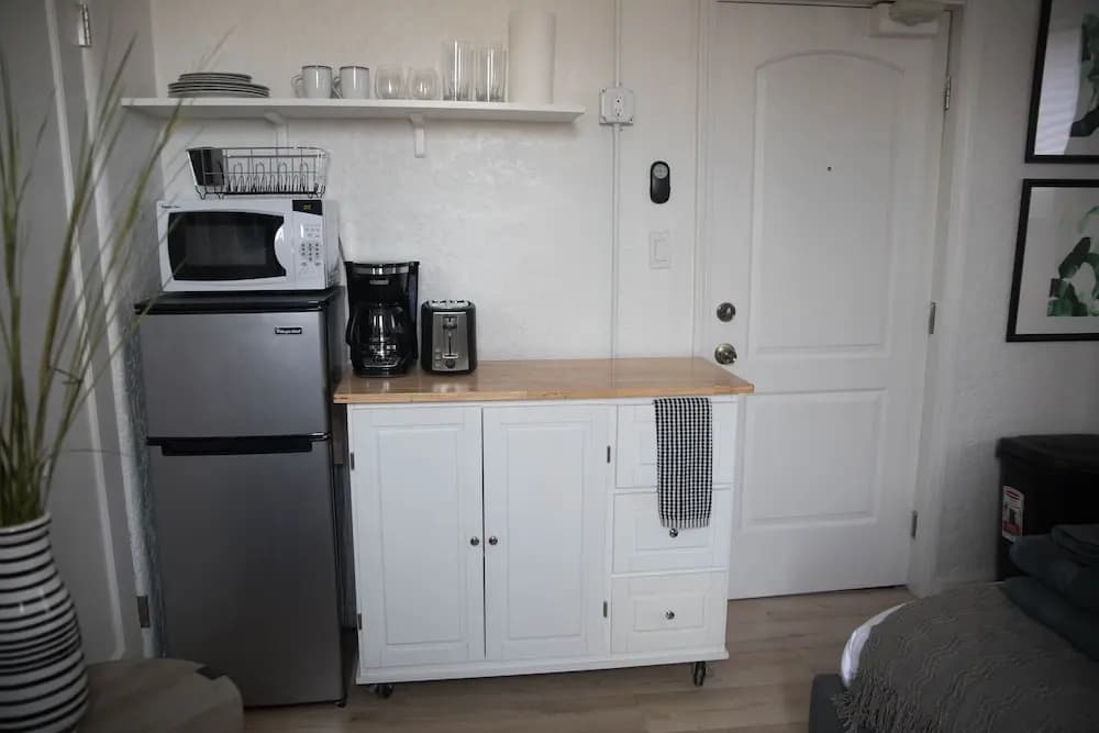 Charming Studio in Beverly Boulevard! Sleeps 2! 5