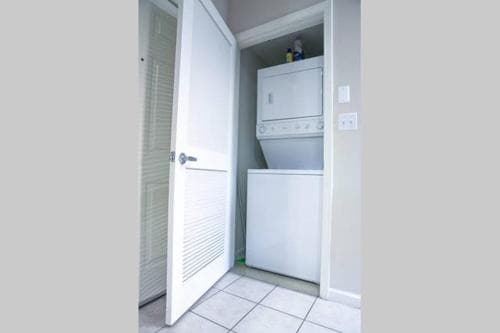 Luxury Apartment Near The Grove 8