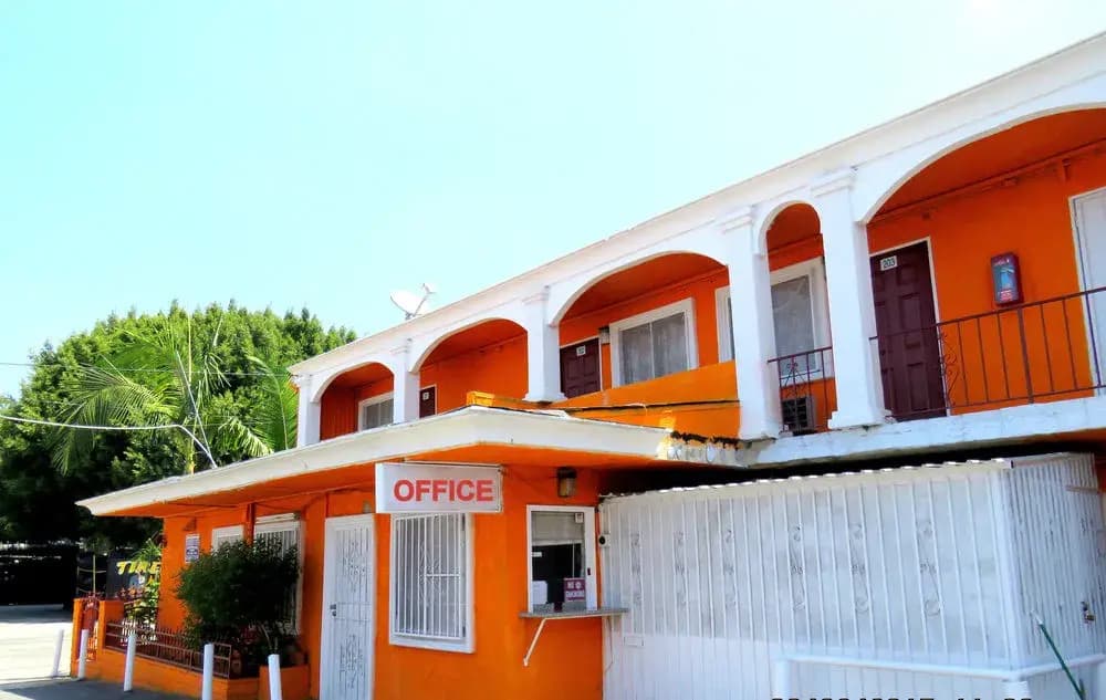 Central Inn Motel on 41 Street 5