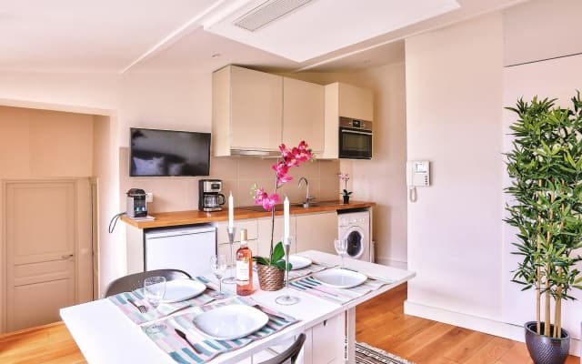 B 368 - TERASSE PERLE RARE - Quartier Latin