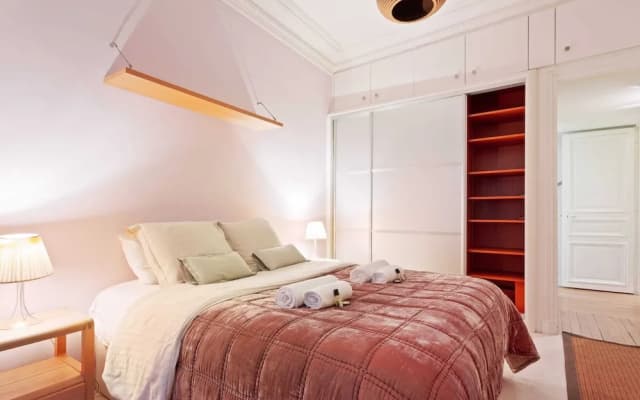 Beautiful Lavish Apartment for 6 in Paris VII by Guestready