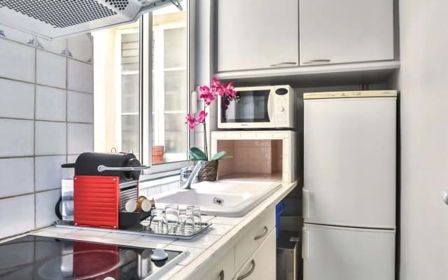 836 - Eiffel Tower View  - Parisian apartment